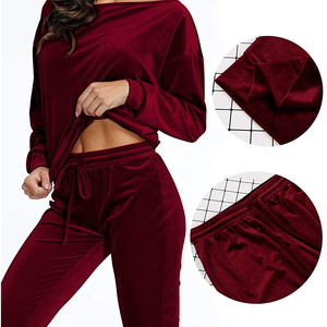 Ensemble 2 pièces pour femme : Sweat à capuche décontracté en velours imprimé, épaules dénudées, et pantalon de jogging avec logo frontal – Collection Automne – Grande Vente - Product Image 5
