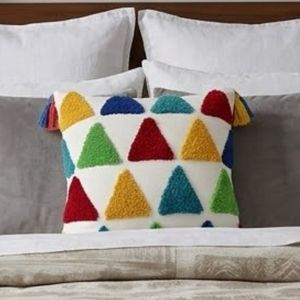 Coussin décoratif géométrique tufté carré style bohème multicolore à motifs triangulaires avec pompons à prix de gros - Product Image 4
