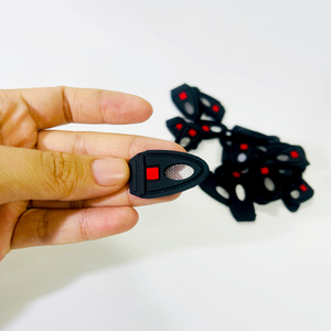 Patchs en caoutchouc/silicone personnalisés Quan Chi avec logo en maille métallique pour chaussures sacs vêtements et chapeaux directement de l'usine - Product Image 3