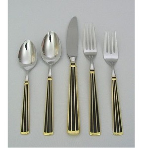 Ensemble de couverts noirs avec accents dorés en acier inoxydable, fourchette, couteau et cuillère, vaisselle de table - Product Image 1