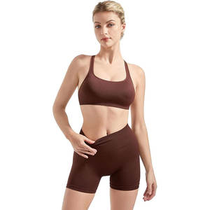 Conjunto Deportivo de 3 Piezas para Mujer: Sujetador Deportivo Acolchado con Tirantes, Shorts de Cintura Alta y Leggings a Juego - Product Image 4