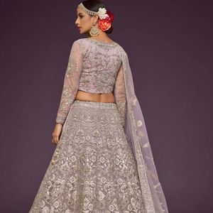 Ensemble Lehenga Choli semi-cousu en tissu filet doux de qualité supérieure avec broderie lourde en Zari, Badla, fils et Dori pailleté |   Lehenga coupe A - Product Image 6