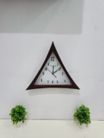 Jam Dinding Gantung Geometris Segitiga Buatan Tangan dari MDF, Gaya Art Deco, Mesin Quartz Silent Sweep, Jarum Penunjuk Waktu, 39x33.5 cm, Baterai AA