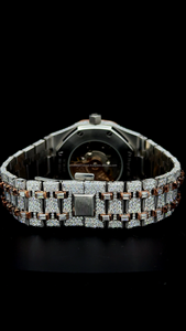 Montre classique pour homme avec cadran romain, entièrement sertie de diamants moissanite ronds, bicolore rose et blanc, avec date. - Product Image 4