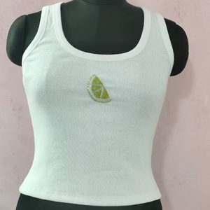 Débardeur côtelé blanc en coton brodé pour femme, sans manches, style décontracté d'été, avec patchs de fruits perlés, vêtement d'extérieur ajusté fait main - Product Image 1