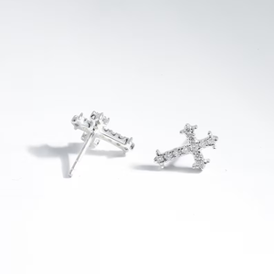 Boucles d'oreilles modernes en or avec croix en diamant, bijoux minimalistes, inspirés de la foi, bijoux religieux raffinés, cadeau significatif pour elle - Product Image 1