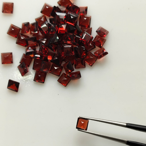 โกเมนสีแดงธรรมชาติ 3.5 มม. ทรงสี่เหลี่ยมเจียระไนแบบสเต็ปคัท คุณภาพดีที่สุด พลอยเม็ดเดี่ยวสำหรับทำเครื่องประดับ - Product Image 3