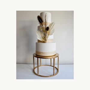 Elegante juego de tres soportes metálicos redondos para exhibir pasteles, ideal para uso en panaderías y restaurantes. - Product Image 5