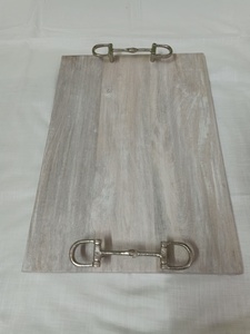Plateau de rangement en bois avec poignées dorées en forme de fleur, forme irrégulière, finition vernie, design classique, utilisation sur table - Product Image 3