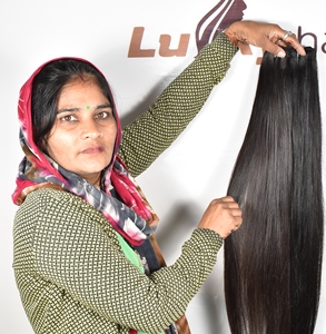 100% Extensions de cheveux humains vierges de couleur naturelle cuticule droite crue alignée cheveux Remy indiens non transformés style à vagues profondes - Product Image 1