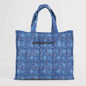 Sac fourre-tout matelassé en coton carré indien imprimé floral avec bloc à main grand sac d'accessoires de mode personnalisé et décontracté à la mode - Product Image 1