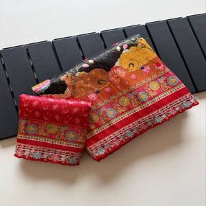 Tela de Seda Dola Suave con Tejido Zari Puro de VASTRA COTTAGE, con Estampado Jacquard Digital Pichwai Kalamkari en Toda la Superficie - Product Image 3