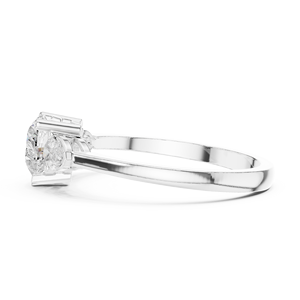 Anillo solitario de plata con diamante moissanita - Anillo de compromiso romántico con corte de corazón y piedras laterales en plata de ley - Product Image 3