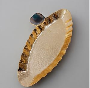 Plateau de service artisanal en feuille d'or avec finition métallique polie pour usage résidentiel, cuisine et accent de décoration de restaurant - Product Image 1