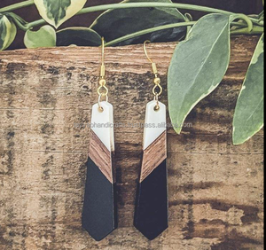 Pendientes colgantes de madera y resina hechos a mano, diseño floral con concha de perla y detalles de ratán para mujer - Product Image 6