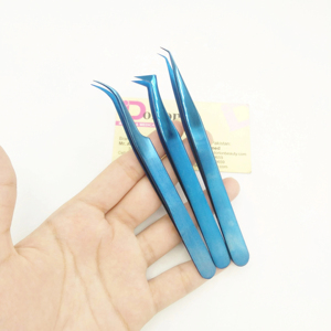 Pince à cils en acier inoxydable à finition durable, bleu plasma, logo personnalisé, courbure en C, pour extensions de cils. - Product Image 1