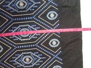 Tissu en coton noir de jais en gros avec broderie géométrique losanges bleu roi, bleu ciel et blanc et bordure pour vêtements - Product Image 4