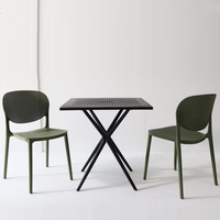 Table carrée moderne en plastique avec surface lisse et structure légère pour usage domestique et commercial