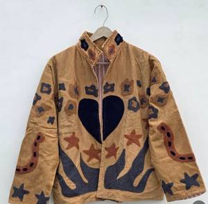 Chaqueta de Pana Marrón con Apliques de Corazón y Estrella, Cuello Mao, Manga Larga, Abrigo de Otoño para Mujer con Cierre Abierto y Diseño de Parches - Product Image 4