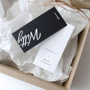 Etiquetas colgantes personalizadas para ropa con logotipo, etiquetas de papel impresas con marca privada para prendas - Product Image 1