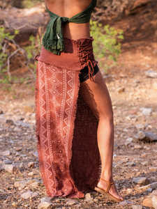 Jupe portefeuille tribale faite à la main, imprimé géométrique à blocs, jupe fendue haute, style bohème pour festival. - Product Image 3