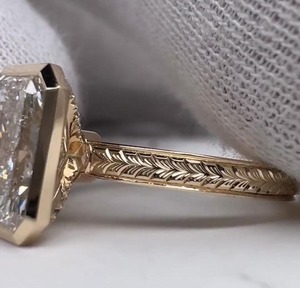 Anillo de Compromiso con Corte Radiante y Piedra Oculta, Diseño Elegante, Oro Amarillo de 14K con Diamante Certificado por IGI, en Venta - Product Image 3