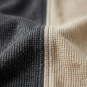 Camiseta de Hombre con Bloques de Color Neutros, Diseño Dividido en Negro y Beige, Algodón Minimalista, Estilo Casual Oversize, Moda Moderna, Logotipo Personalizado - Product Image 6