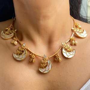 Collier ras-de-cou en laiton plaqué or avec perles Kundan et perles de nacre, ensemble de bijoux inspiré de Sabyasachi, classique pour mariage et mariée - Product Image 1
