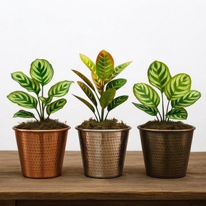 Ensemble de pots de fleurs en métal modernes et durables, jardinières d'intérieur, finition martelée couleur cuivre, utilisation sur bureau, design minimaliste, MORADABAD ART - Product Image 1