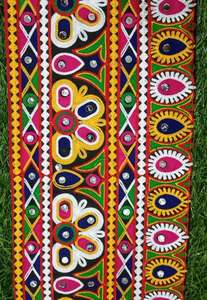 Notre dentelle Navratri Gamthi présente des broderies multicolores vibrantes avec un design traditionnel gujaratais. - Product Image 2