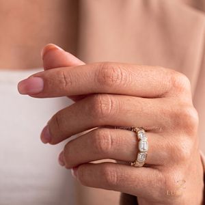 Bague demi-éternité empilable en argent sterling plaqué or avec diamant de laboratoire taille émeraude serti clos, pour mariée et usage quotidien - Product Image 5