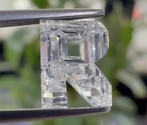 Diamante Blanco Sintético Cultivado en Laboratorio, Modelo ALPR de la Marca RAAMAA, Inicial del Alfabeto R, Hecho a Medida, Corte Elegante, Certificado IGI, VVS VS - Product Image 4