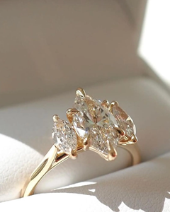 แหวนทองคำประดับมอสซาไนต์ทรงมาร์คีส์ 14K 18K แหวนหมั้นสำหรับผู้หญิง แหวนมาร์คีส์สามเม็ด เครื่องประดับงานแต่งงานสุดหรู - Product Image 1