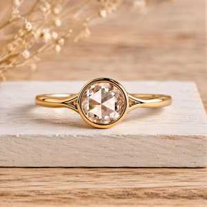 Anillo de compromiso de platino curvado con diamante cultivado en laboratorio de corte rosa redondo de primera calidad, anillo de boda curvado tipo chevron, regalo para ella, joyería verde. - Product Image 2