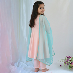 Kurtis de Algodón de Primera Calidad con Mangas Largas y Trabajo Artesanal para Vestidos Étnicos Festivos de Moda Disponibles a Precio de Mayoreo - Product Image 4