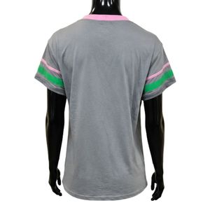 เสื้อยืดคอวีลายทางสีชมพูเทา แขนสั้น พิมพ์ลายตัวอักษร แฟชั่นลำลอง สตรีทแวร์ ขายส่ง - Product Image 3