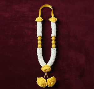 Guirlande artisanale de mogra et de roses jaunes pour la décoration des idoles, Mala traditionnel pour la Puja, pour la cérémonie de mariage au Mandir - Product Image 3