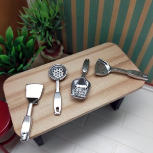 Ensemble d'ustensiles de cuisine miniatures à l'échelle 1:12 en alliage métallique pour maison de poupée, spatule, cuillère ajourée, râpe, accessoires - Product Image 4