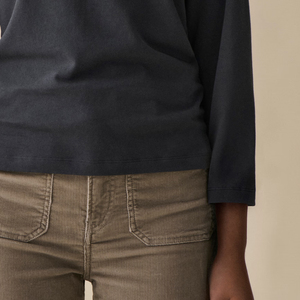 เสื้อยืดผู้หญิงคุณภาพสูง เนื้อผ้าเรียบเนียน ใส่ได้ทุกวัน ดีไซน์แขนยาว ผลิตจากวัสดุที่นุ่มสบาย พร้อมโลโก้ - Product Image 4