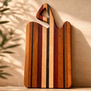 Planche à découper en bois saisissante avec un design rayé multi-tons, fabriquée à partir de diverses bois dures, dotée d'une poignée inclinée - Product Image 1