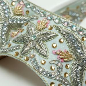 Sandalias bordadas en verde menta - Product Image 2