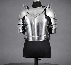 Gilet en acier plaqué argent style antique, artisanat métallique soudé, objet de collection - Product Image 5