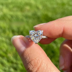 Bague en argent 925 avec moissanite, taille brillant rond, bijoux fins étincelants, bague tendance, cadeau élégant pour femme - Product Image 2