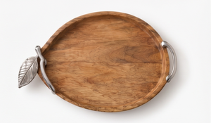 Plateau de service en bois de manguier à finition naturelle, en forme de feuille, avec poignées métalliques et détails de feuilles sur le bord. - Product Image 3