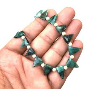 Buena calidad 1 hebra piedra preciosa Esmeralda verde Natural 22 piezas cuentas en forma de triángulo facetado Fopr fabricación de joyas al por mayor - Product Image 6