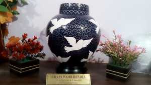 Brassworld India's New Mother of Pearl Inlay Urna de cremación de latón Suministros funerarios elegantes - Product Image 4