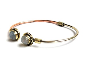 Momo — Bracelet manchette en pierre de lune naturelle, Bracelet en pierre d'argent, Bracelet fait à la main pour femmes - Product Image 4