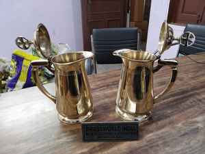 Modèle de cruche en laiton poli Fournitures d'église de style religieux de Brassworld Inde avec une croix en métal durable - Product Image 3