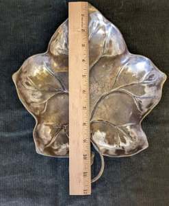 Plateau décoratif en forme de feuille en laiton pur avec une finition unique de couleur or, parfait pour la vaisselle et les plats de service élégants - Product Image 6