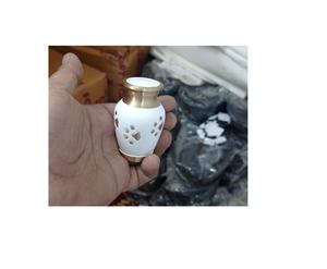 Urne funéraire commémorative en laiton blanc avec patte d'animal gravée dorée, fournitures funéraires, style américain, Brassworld India - Product Image 1